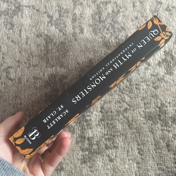 📚 3/20$ 📚 Queen of Myth and Monsters, Scarlett St Clair - Picture 4 of 4